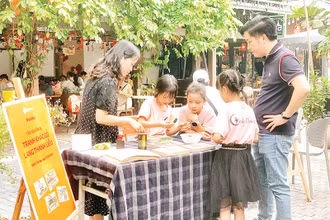 Các bạn nhỏ tham gia hoạt động trải nghiệm tại Phố Sách Hà Nội.
