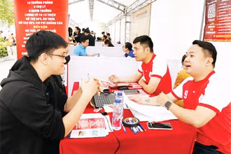 Phiên giao dịch việc làm tại quận Hà Đông thu hút nhiều người lao động đến tìm kiếm cơ hội. (Ảnh NAM DUY)