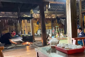 Sinh hoạt thường ngày trong căn nhà sàn của bà con Lô Lô ở Làng văn hóa cộng đồng Khuổi Khon (huyện Bảo Lạc, tỉnh Cao Bằng). 