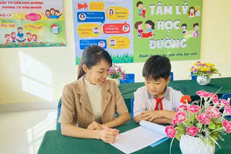 Tư vấn tâm lý cho học sinh tại Trường tiểu học Đại Lai, huyện Gia Bình, tỉnh Bắc Ninh. (Ảnh VŨ NGA) 