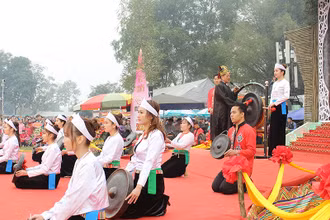 Thực hành nghi lễ khai hạ của Mo Mường ở Hòa Bình. (Ảnh KHÁNH LINH)