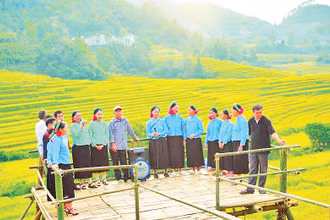 Giao lưu hát soóng cọ của đồng bào dân tộc Sán Chỉ, huyện Tiên Yên trong lễ hội mùa vàng được tổ chức hằng năm.