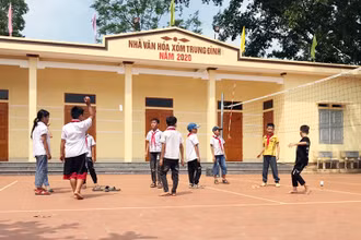 Trẻ em vui chơi tại Nhà văn hóa xóm Trung Đình, xã Bàn Đạt, huyện Phú Bình. (Ảnh VŨ VÂN)
