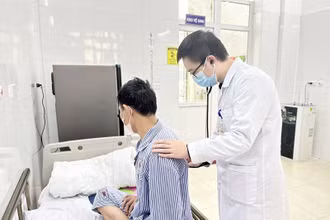 Khám và điều trị cho người mắc bệnh lao tại Bệnh viện Phổi trung ương.