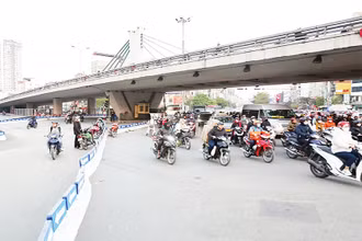 Giao thông tại khu vực Ngã Tư Sở thông thoáng hơn sau khi thực hiện phương án phân luồng giao thông mới từ cuối tháng 12/2023.