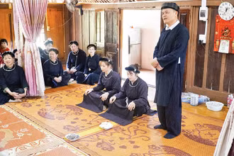 Nhà gái hát điệu "Đưa cô dâu ra trình họ" giới thiệu, gửi gắm cô dâu cho nhà trai.