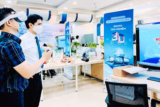 Trải nghiệm công nghệ thực tế ảo tại Sở Khoa học và Công nghệ Hải Phòng.