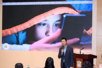 Thạc sĩ Cao Hoàng Nam chia sẻ về mối liên hệ giữa mạng xã hội và sức khỏe tâm thần thanh thiếu niên.