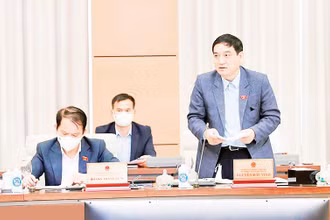 Chủ nhiệm Ủy ban Văn hóa, Giáo dục của Quốc hội Nguyễn Đắc Vinh phát biểu về việc bổ sung quy định cụ thể hơn về trách nhiệm, biện pháp tăng cường quản lý, ngăn chặn, xử lý vi phạm đối với tổ chức, cá nhân phổ biến phim trên không gian mạng. 