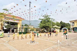 Hoạt động trải nghiệm an toàn giao thông của học sinh Trường mầm non Hợp Đồng (xã Hợp Tiến, huyện Kim Bôi, tỉnh Hòa Bình).
