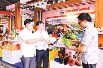 Doanh nghiệp tìm hiểu sản phẩm OCOP tại chương trình hợp tác giữa TP Hồ Chí Minh và các tỉnh Đông Nam Bộ vừa diễn ra tại tỉnh Bình Phước.