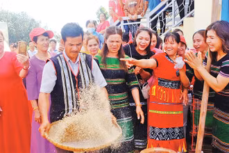 Du khách trải nghiệm giã gạo tại Ngày hội kết bạn cộng đồng của người M’nông tại huyện Bù Đăng, tỉnh Bình Phước.