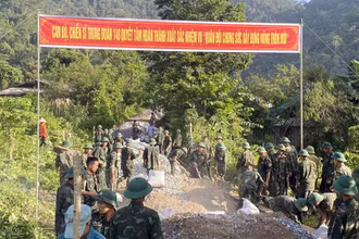 Cán bộ, chiến sĩ Bộ Chỉ huy Quân sự tỉnh Tuyên Quang phối hợp Trung đoàn 148 giúp nhân dân xã Khâu Tinh, huyện Na Hang làm đường liên thôn.