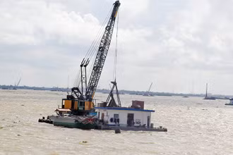 Khai thác cát phục vụ xây dựng tại sông Hậu thuộc tỉnh Vĩnh Long.