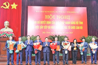 Thường trực Tỉnh ủy Bắc Ninh trao quyết định, tặng hoa chúc mừng lãnh đạo Ban Tuyên giáo và Dân vận Tỉnh ủy.