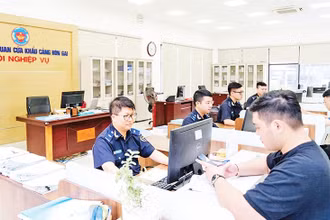 Cán bộ nghiệp vụ của Chi cục Hải quan cửa khẩu Cảng Hòn Gai thường xuyên hỗ trợ doanh nghiệp làm thủ tục xuất nhập khẩu hàng hóa trên nền tảng số.
