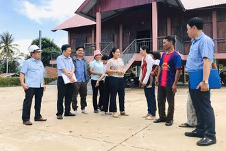 Đồng chí Lê Thị Thanh Mai, Bí thư Huyện ủy Đăk Pơ, tỉnh Gia Lai (người đứng giữa) trao đổi kinh nghiệm sinh hoạt chi bộ với đồng chí Đinh Thị Xắc (thứ ba từ phải sang), Bí thư Chi bộ làng Bung Bang Hven, xã Yang Bắc, huyện Đăk Pơ.