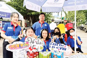 Tại mỗi điểm thi, các tình nguyện viên luôn truyền năng lượng tích cực đến thí sinh.