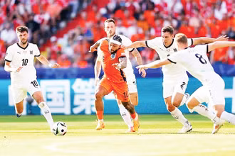 Pha tranh bóng trong trận Áo thắng Hà Lan 3-2 tại vòng bảng EURO 2024.