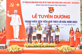 Chị Đào Thị Hiền, giáo viên Trường THCS Yên Lạc tại lễ tuyên dương Thanh niên tiên tiến làm theo lời Bác 2023.