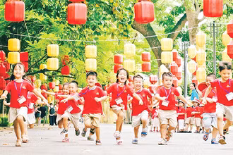 Các em nhỏ vui chơi trong Hoàng thành Thăng Long.