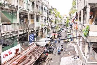 Chung cư Nguyễn Thiện Thuật (Quận 3) xây dựng cách đây 45 năm nay đã xuống cấp, tiềm ẩn nhiều nguy cơ về cháy nổ. (Ảnh THẾ ANH)