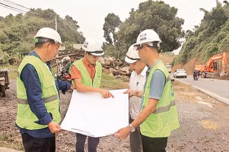 Trên công trường mở rộng dốc Cun ở thành phố Hòa Bình (Hòa Bình). 