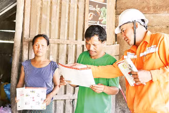 Công nhân Điện lực Quảng Bình tuyên truyền, hướng dẫn đồng bào A Rem sử dụng điện lưới an toàn.