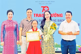 Ban Tổ chức cuộc thi trao Giải nhất cho gia đình em Nguyễn Nhã Linh.