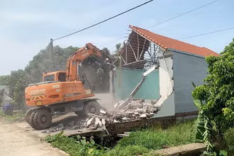 Lực lượng chức năng cưỡng chế phá dỡ công trình vi phạm trật tự xây dựng tại xã Tiên Phương, huyện Chương Mỹ. (Ảnh MINH HOA)