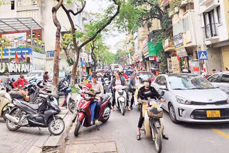 Tuyến phố Thụy Khuê (Hà Nội) thường xuyên tắc đường vào giờ cao điểm.