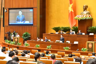 Bộ trưởng Tài chính Hồ Đức Phớc phát biểu giải trình, làm rõ một số vấn đề đại biểu Quốc hội nêu. (Ảnh ĐĂNG KHOA) 