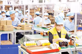 Công nhân Công ty TNHH Moopo Việt Nam, Khu công nghiệp Đồng Văn. (Ảnh ĐÀO PHƯƠNG)