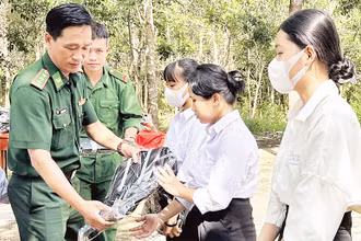 Bộ đội Biên phòng tỉnh Bình Phước "tiếp sức" cho học sinh là con em đồng bào dân tộc thiểu số đến trường. 