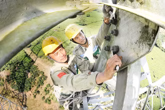 Công nhân Công ty Truyền tải điện Tây Bắc kiểm tra, sửa chữa đường dây 500kV Sơn La-Hiệp Hòa (Phú Thọ). (Ảnh ĐỨC ANH)