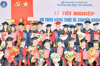 Lãnh đạo Trường đại học Tây Nguyên và các tân thạc sĩ, bác sĩ chuyên khoa cấp I tốt nghiệp năm 2023.
