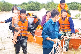 Lực lượng chức năng huyện Ea Súp di dời người dân vùng lũ đến nơi an toàn.