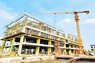 Khu nhà ở xã hội, nhà ở công nhân tại Khu công nghiệp Tràng Duệ (Hải Phòng) đang được khẩn trương xây dựng.