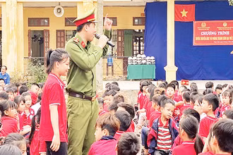 Đại úy Lương Văn Kiên tuyên truyền an toàn giao thông cho các em học sinh.