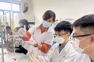 Giảng viên bộ môn Hóa Dược, Trường đại học Dược Hà Nội hướng dẫn sinh viên nghiên cứu khoa học.