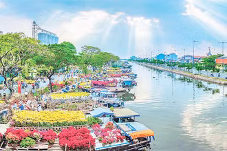 Hình ảnh chợ hoa xuân "Trên bến dưới thuyền" được Ủy ban nhân dân Quận 8 gây dựng để khôi phục nét văn hóa sầm uất xưa tại khu vực bến Bình Đông. (Ảnh UBND QUẬN 8) 