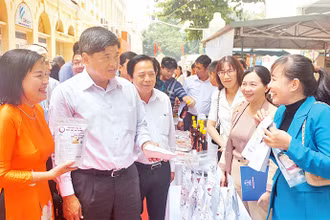 Tham quan gian hàng OCOP Nhân Văn tại Trường đại học Khoa học Xã hội và Nhân văn Thành phố Hồ Chí Minh.