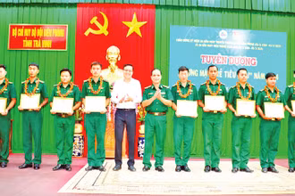 Cán bộ, chiến sĩ bộ đội biên phòng trẻ tiêu biểu tỉnh Trà Vinh được tuyên dương, khen thưởng.
