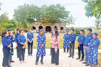 Ban Khánh tiết trao đổi về giá trị di tích lịch sử của đình Tân Đông với đoàn viên, thanh niên.