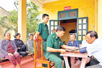Bộ đội biên phòng tỉnh Sóc Trăng khám bệnh, phát thuốc miễn phí cho người dân vùng biển.