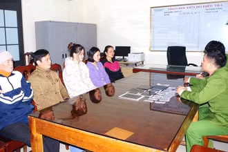 Công an huyện Thanh Liêm, tỉnh Hà Nam triệu tập các đối tượng để điều tra về hành vi "Mua bán trái phép thông tin tài khoản ngân hàng".