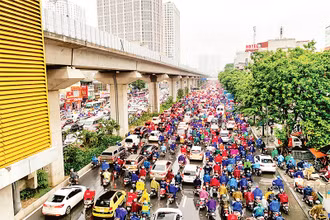 Giao thông ách tắc là vấn đề người dân phải đối mặt hằng ngày do hệ lụy phát sinh của đô thị có tốc độ phát triển nhanh như Hà Nội. (Ảnh ĐĂNG ANH)