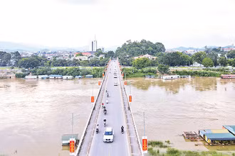 Cầu Nông Tiến bắc qua sông Lô.
