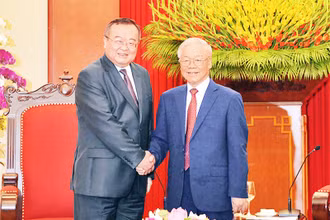 Tổng Bí thư Nguyễn Phú Trọng với Trưởng Ban Liên lạc Đối ngoại Trung ương Đảng Cộng sản Trung Quốc Lưu Kiến Siêu. (Ảnh VĂN HIẾU)