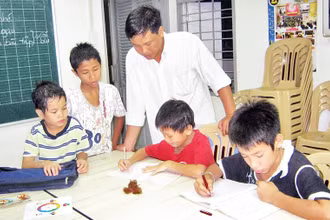 Ông Nguyễn Thiên Hải và các em ở Mái ấm Ánh Sáng.